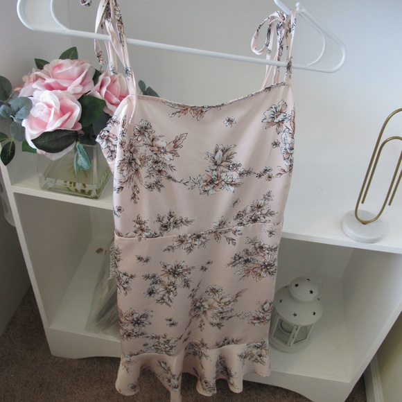 🔴🔴🔴SOLD🔴🔴🔴Express Women's Spring bridal shower Easter Casual Dress - Picture 6 of 9